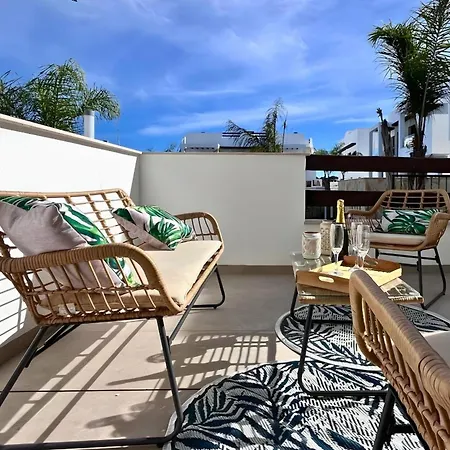 Modern With Swimming Pool And Terraces 아파트