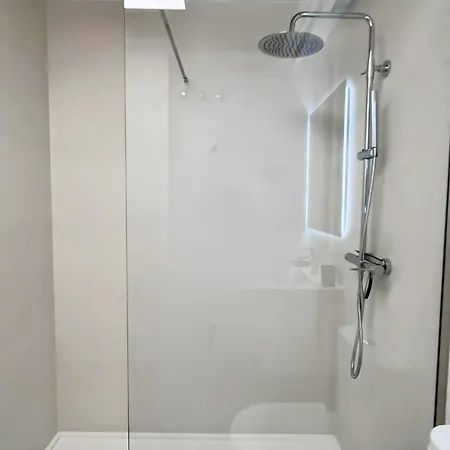 Modern With Swimming Pool And Terraces 아파트