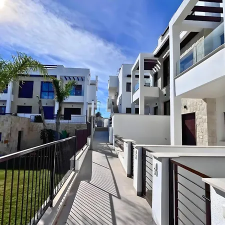 아파트 Modern With Swimming Pool And Terraces